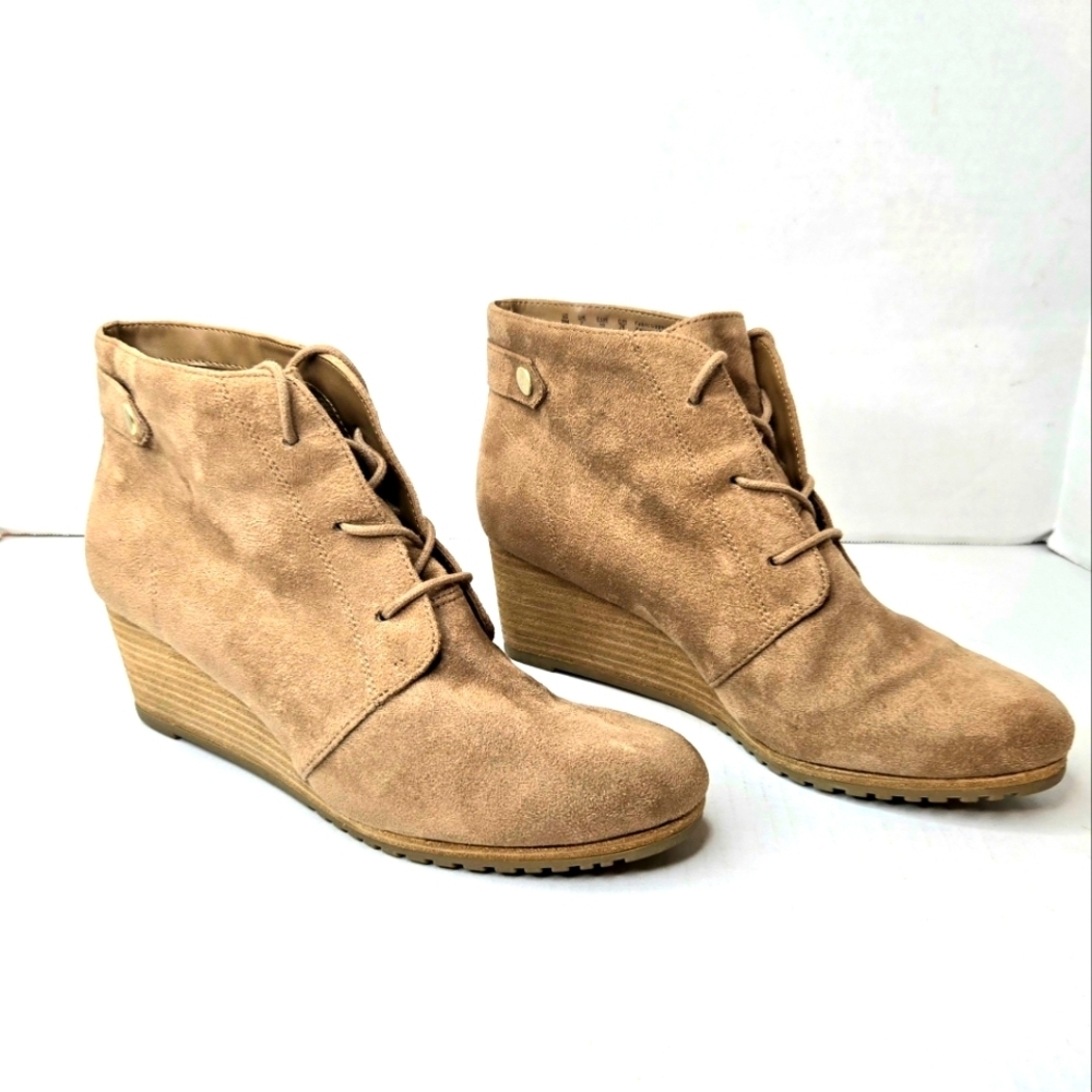 Dr. Scholl's Conquer suede lace-up ankle boots.  Tan size 9M